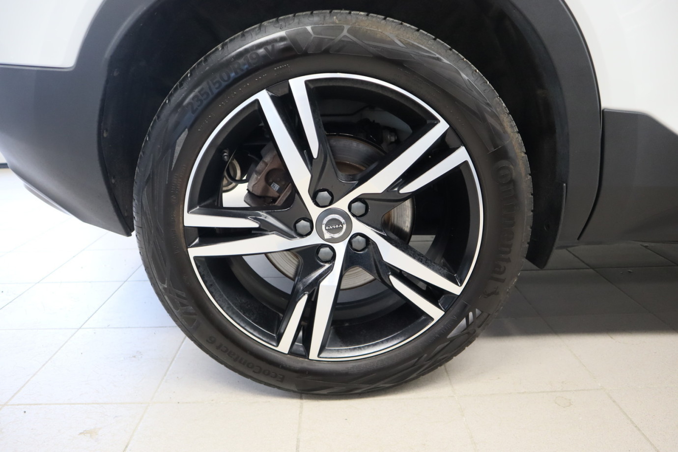 Esittelykuva VOLVO XC40 lataushybridiautosta.