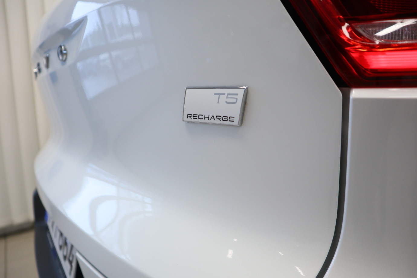 Esittelykuva VOLVO XC40 lataushybridiautosta.
