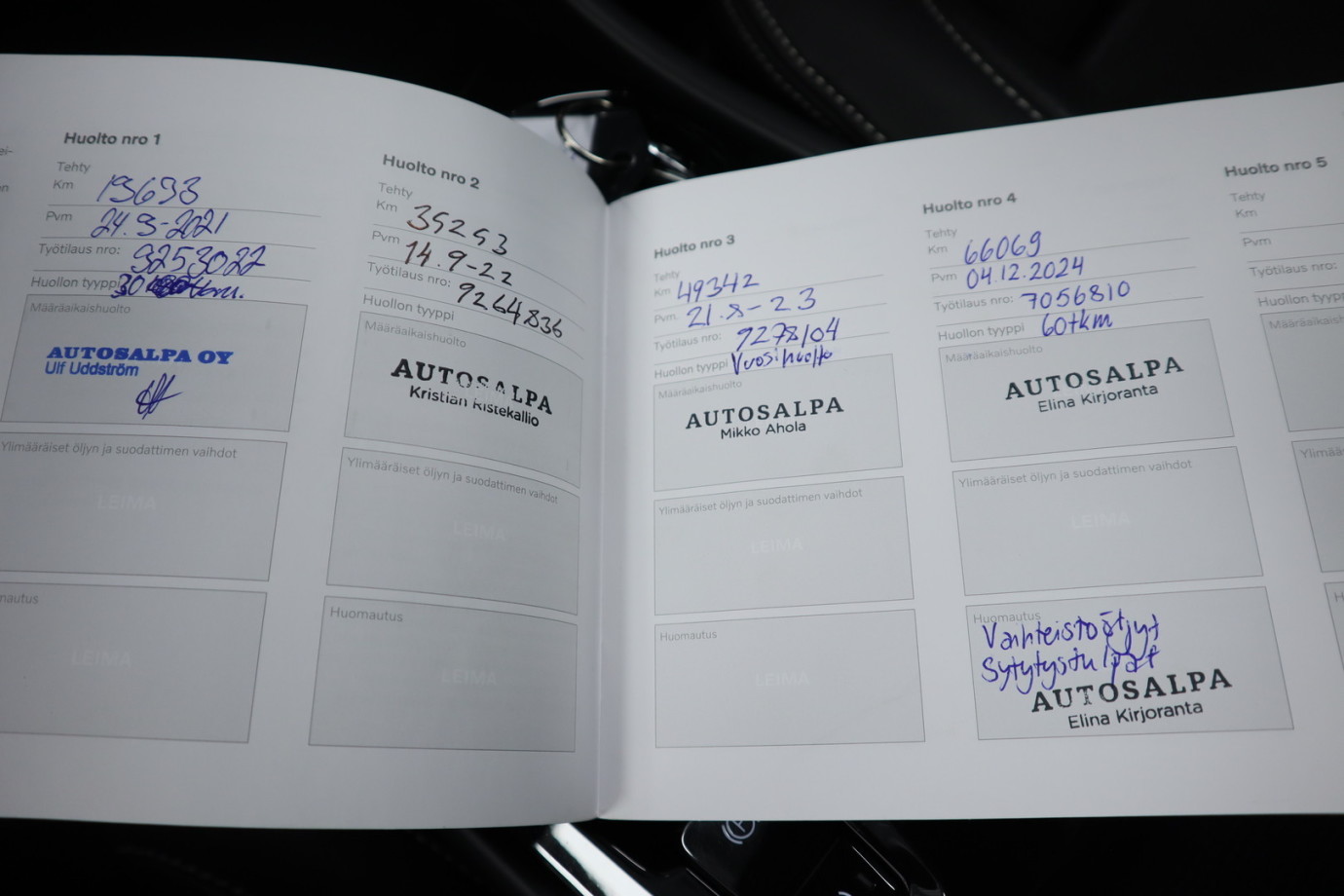 Esittelykuva VOLVO XC40 lataushybridiautosta.