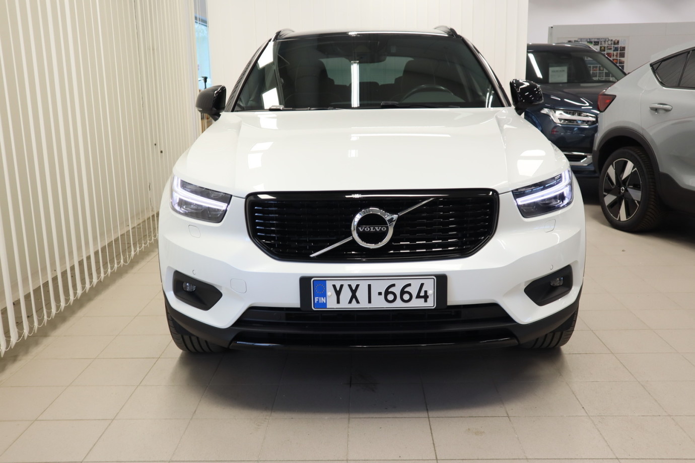 Esittelykuva VOLVO XC40 lataushybridiautosta.