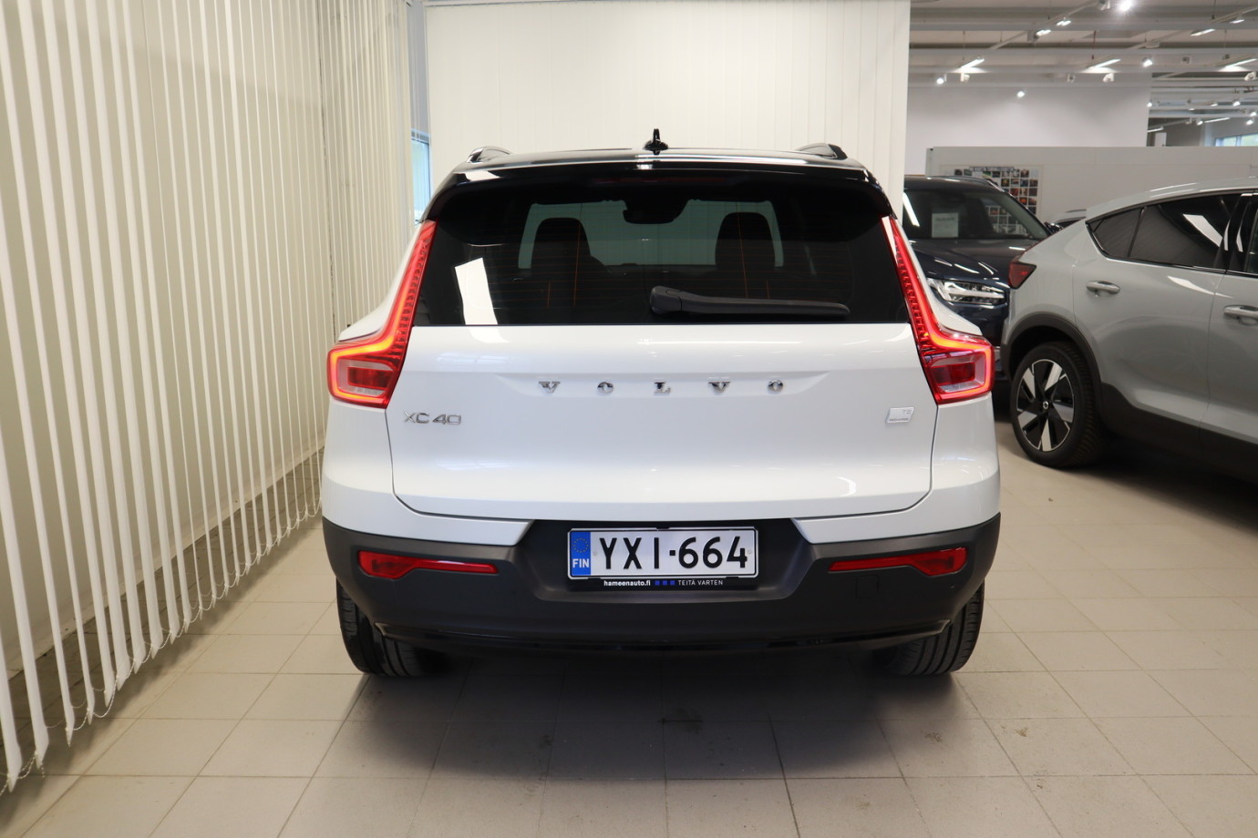 Esittelykuva VOLVO XC40 lataushybridiautosta.
