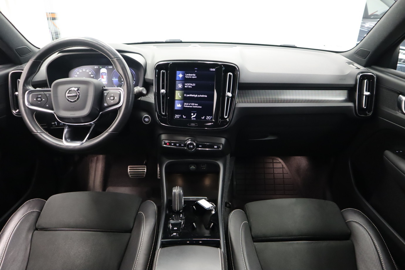 Esittelykuva VOLVO XC40 lataushybridiautosta.