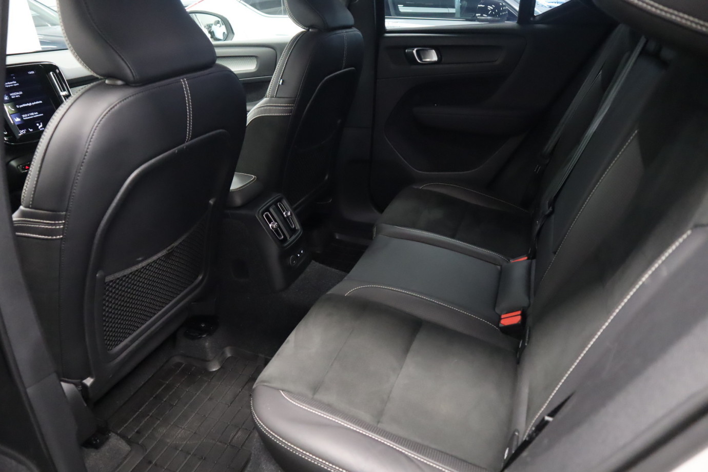 Esittelykuva VOLVO XC40 lataushybridiautosta.