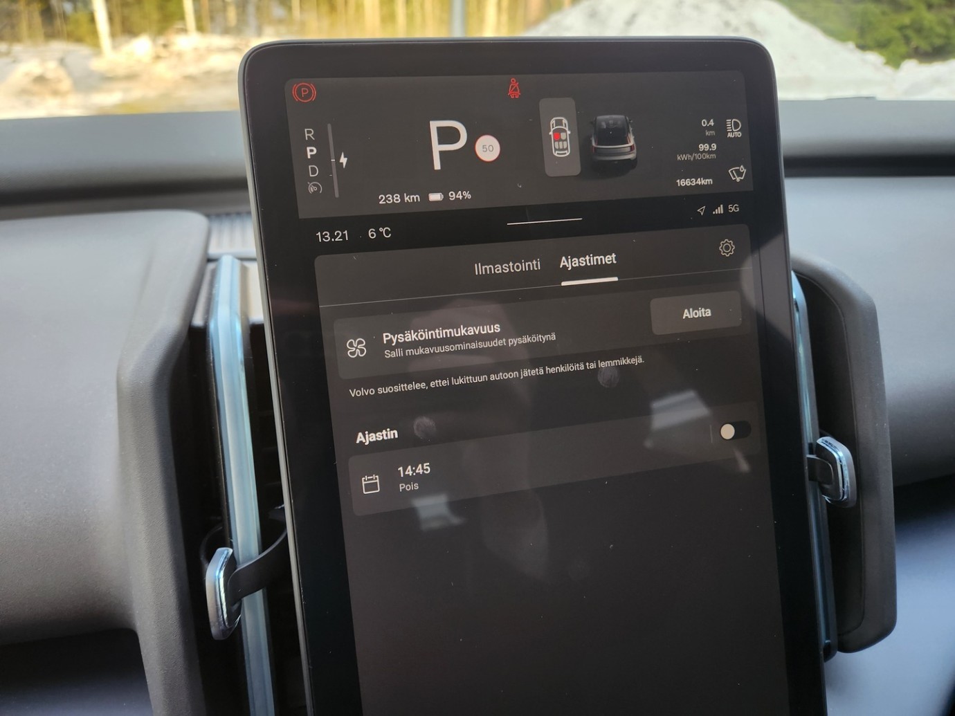 Esittelykuva VOLVO EX30 täyssähköautosta.