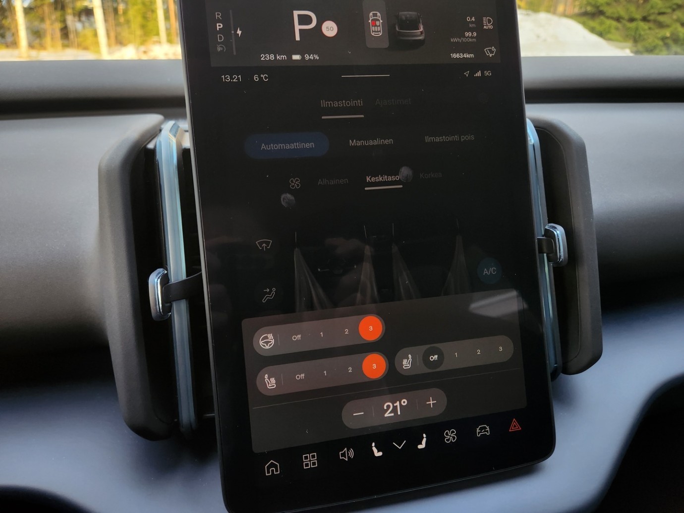 Esittelykuva VOLVO EX30 täyssähköautosta.