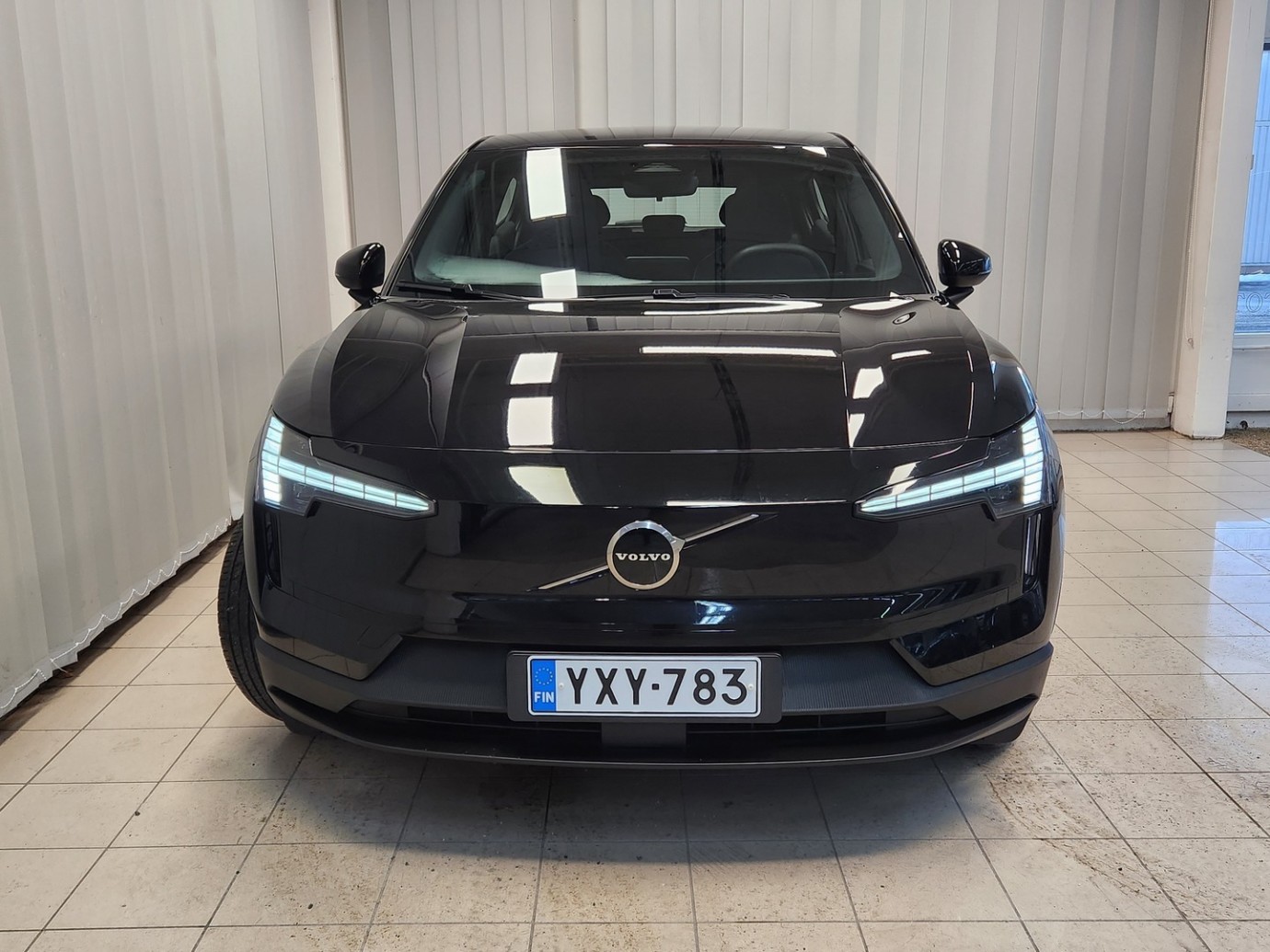 Esittelykuva VOLVO EX30 täyssähköautosta.