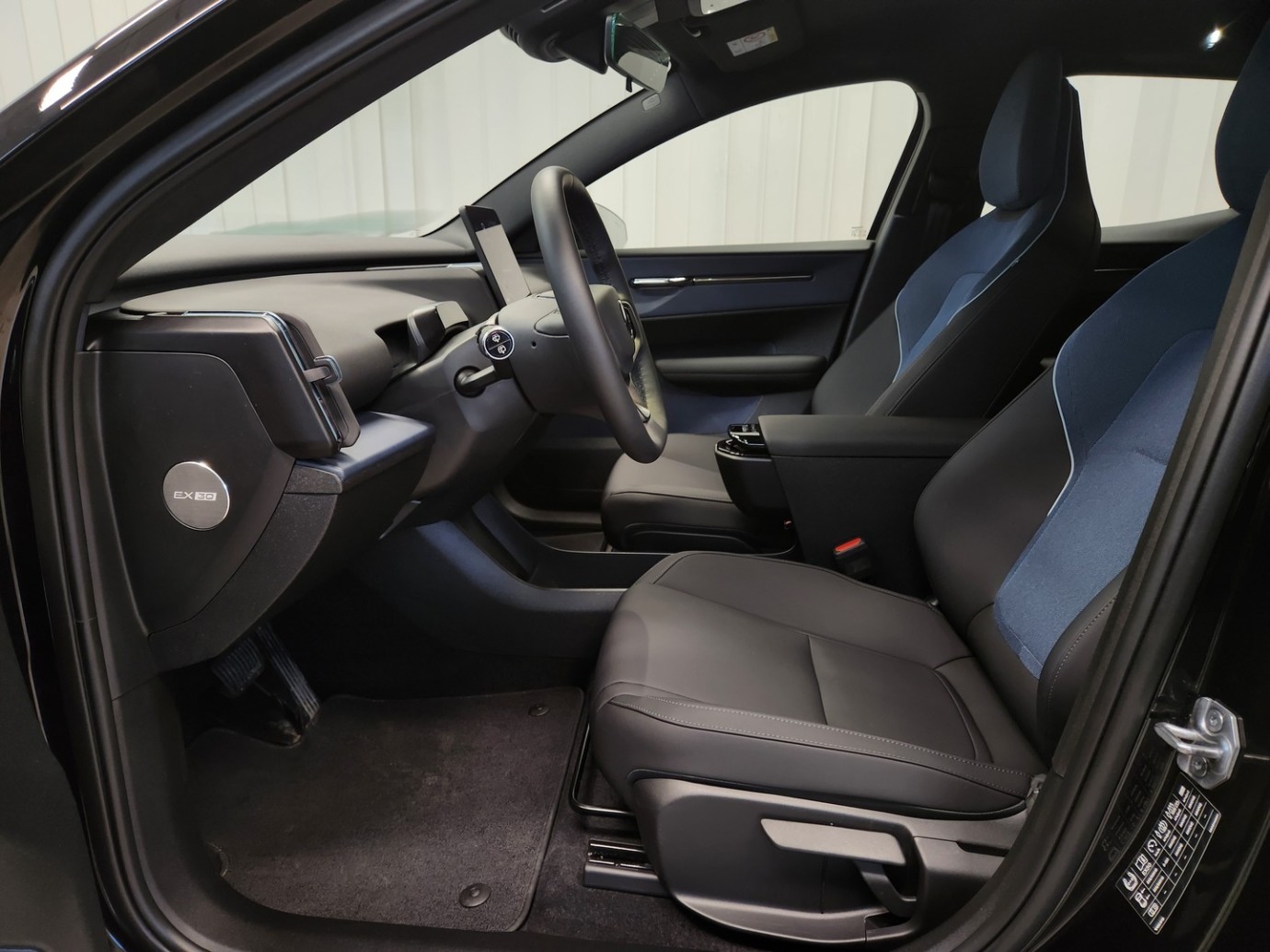 Esittelykuva VOLVO EX30 täyssähköautosta.