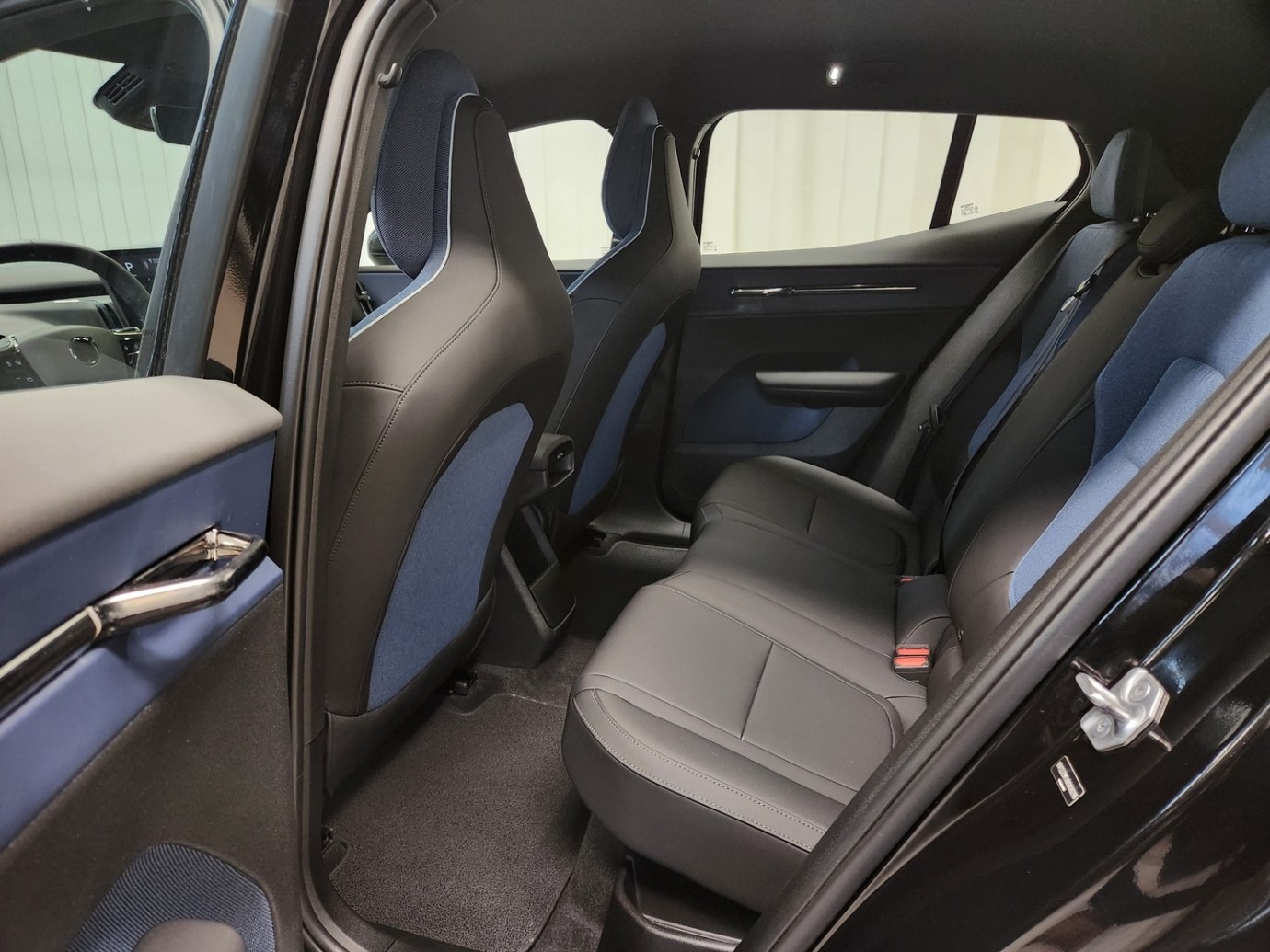 Esittelykuva VOLVO EX30 täyssähköautosta.