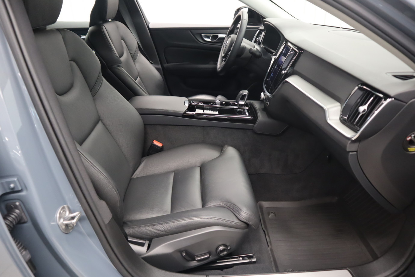Esittelykuva VOLVO S60 lataushybridiautosta.