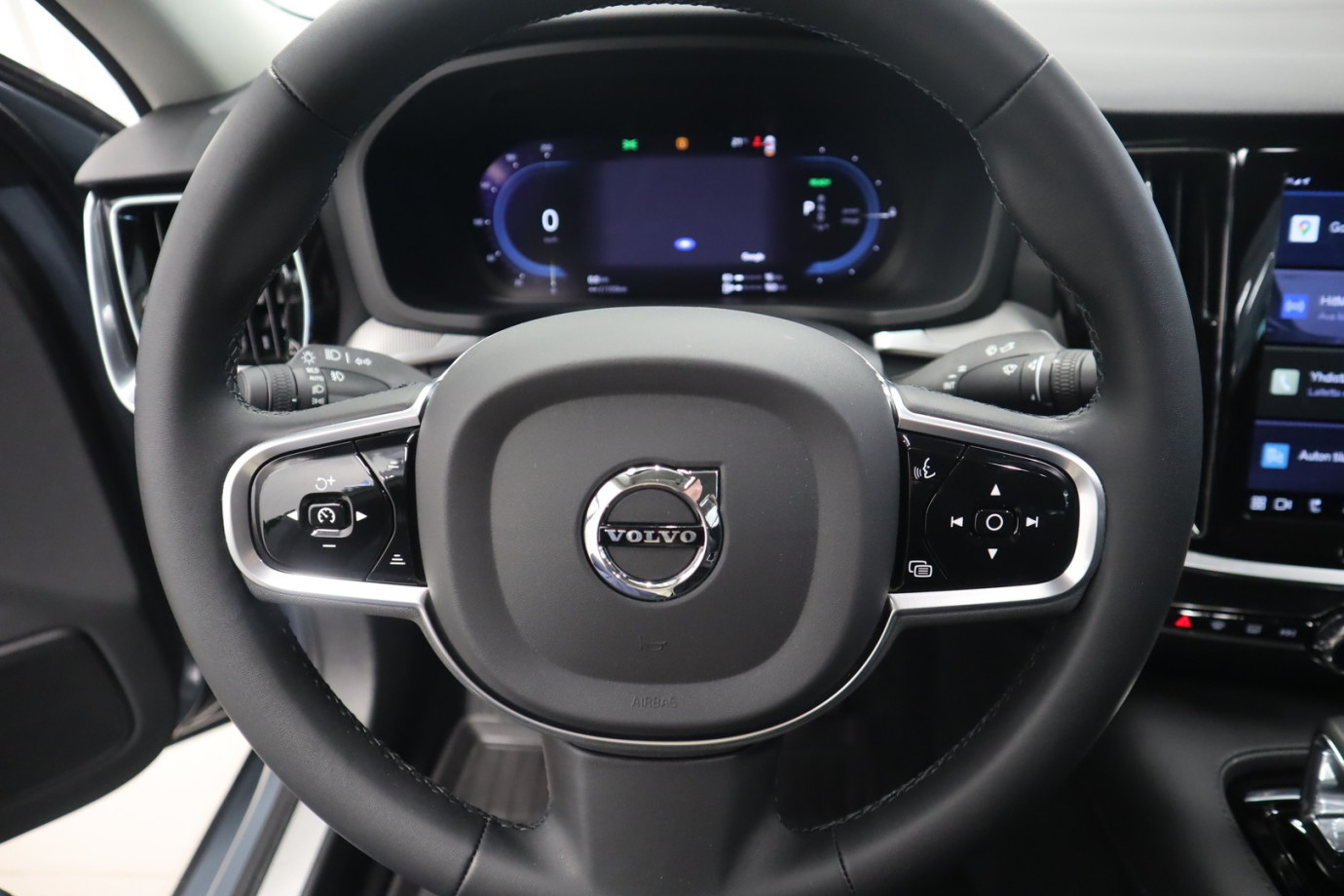 Esittelykuva VOLVO S60 lataushybridiautosta.