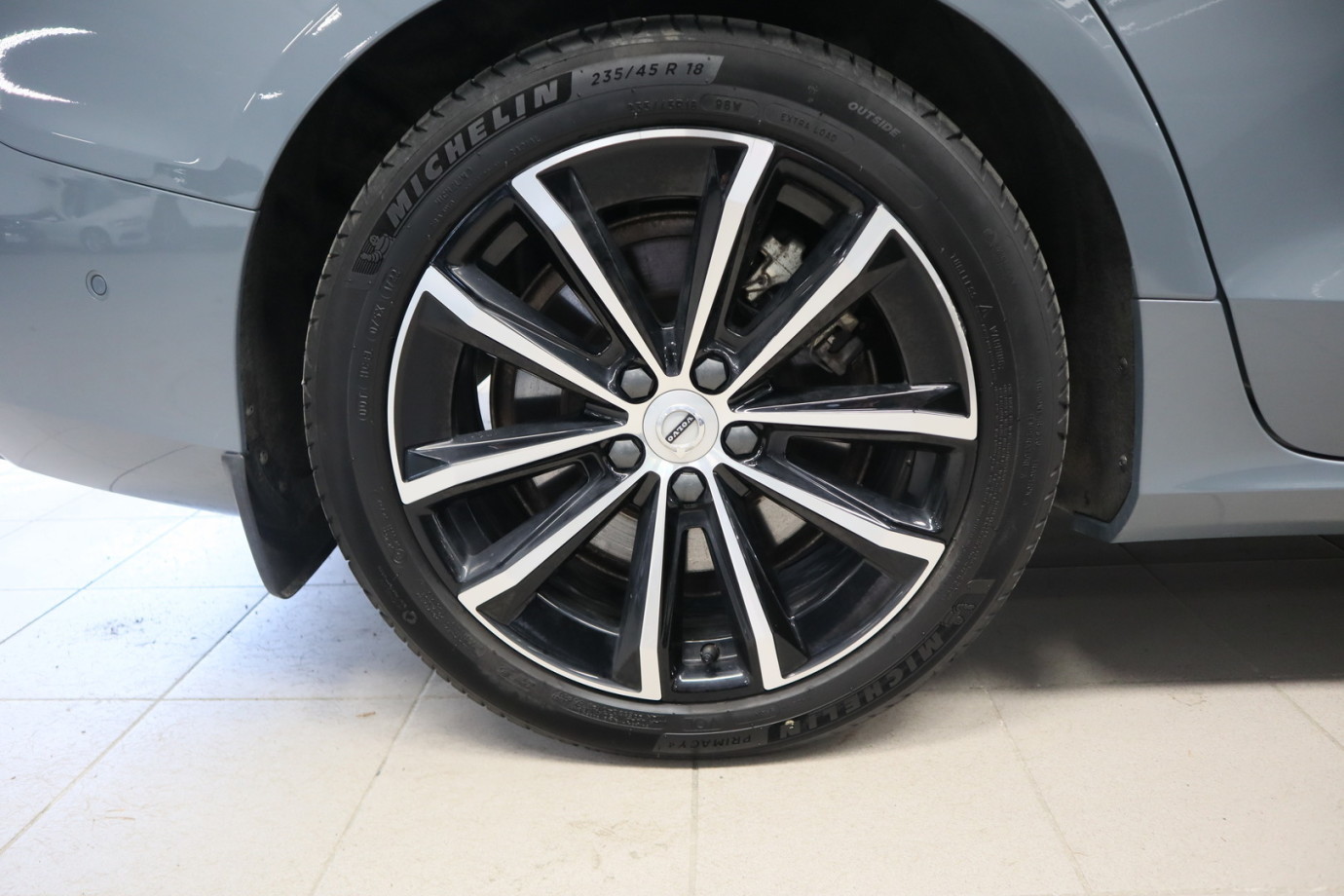 Esittelykuva VOLVO S60 lataushybridiautosta.