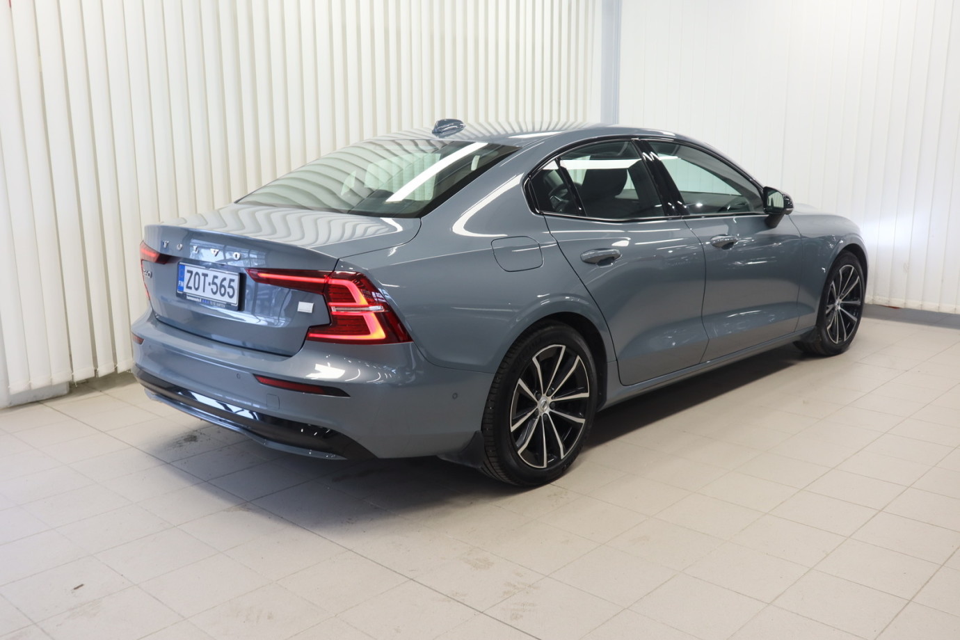Esittelykuva VOLVO S60 lataushybridiautosta.