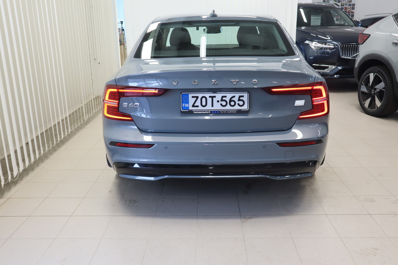 Esittelykuva VOLVO S60 lataushybridiautosta.