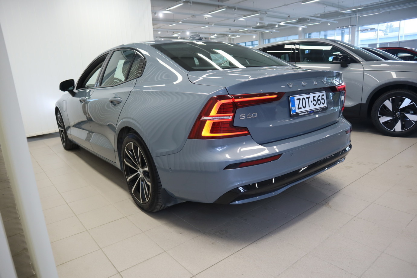 Esittelykuva VOLVO S60 lataushybridiautosta.