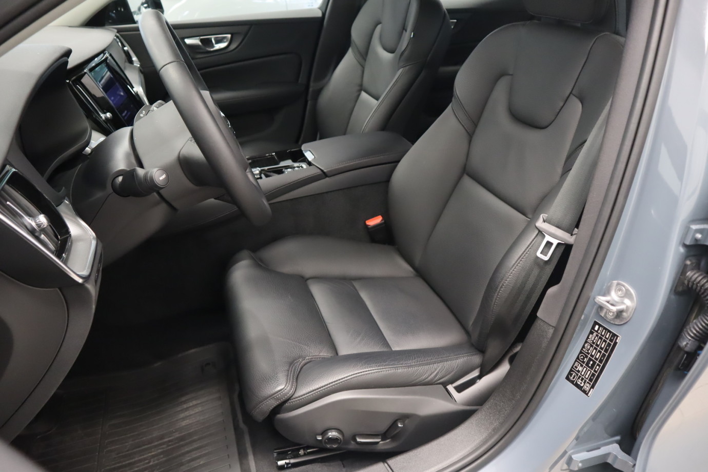 Esittelykuva VOLVO S60 lataushybridiautosta.