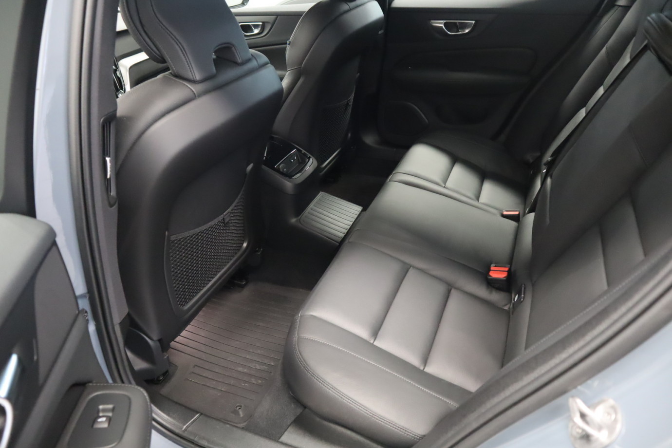 Esittelykuva VOLVO S60 lataushybridiautosta.
