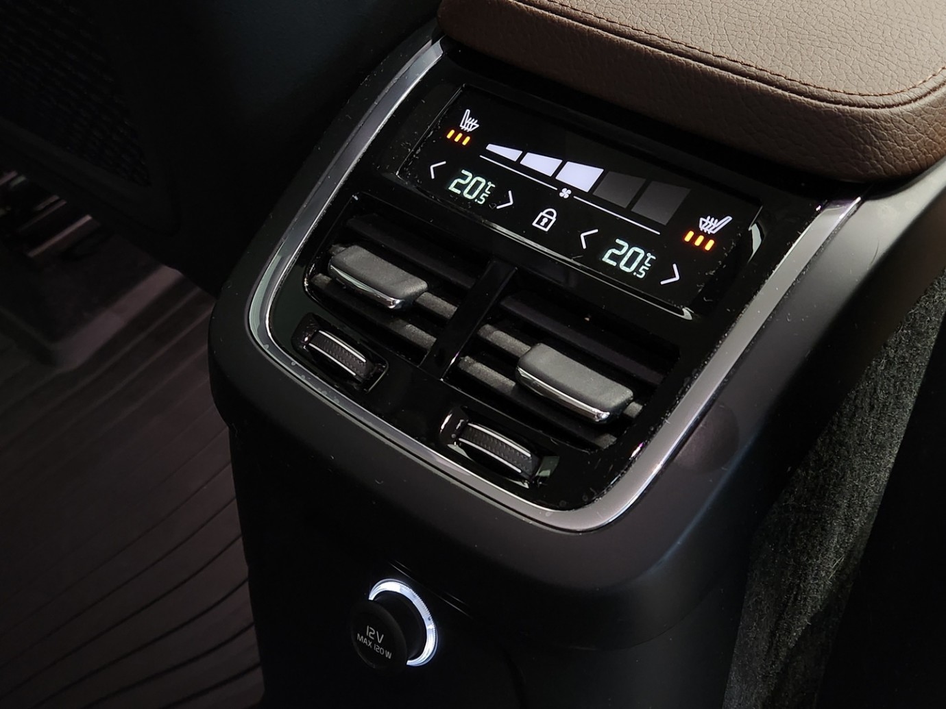 Esittelykuva VOLVO XC90 lataushybridiautosta.