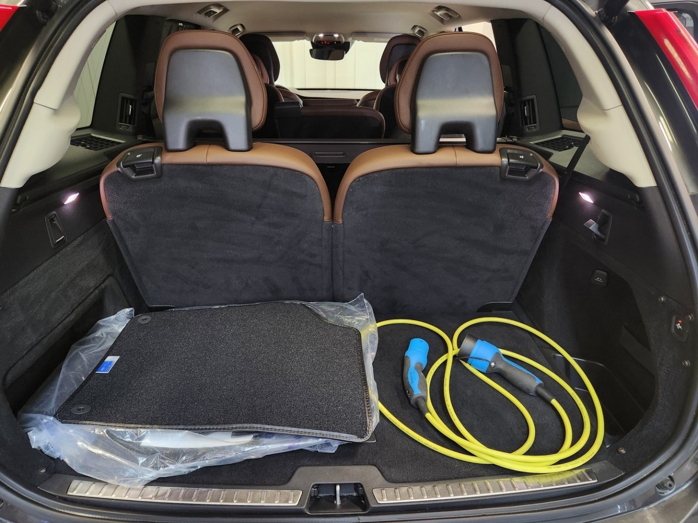 Esittelykuva VOLVO XC90 lataushybridiautosta.