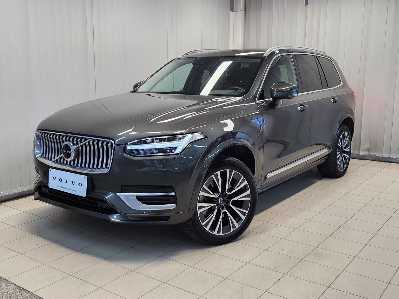 Esittelykuva VOLVO XC90 lataushybridiautosta.