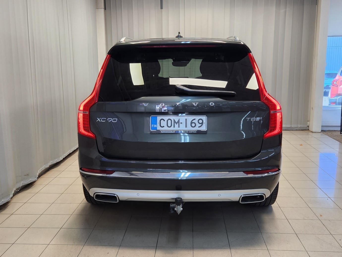 Esittelykuva VOLVO XC90 lataushybridiautosta.