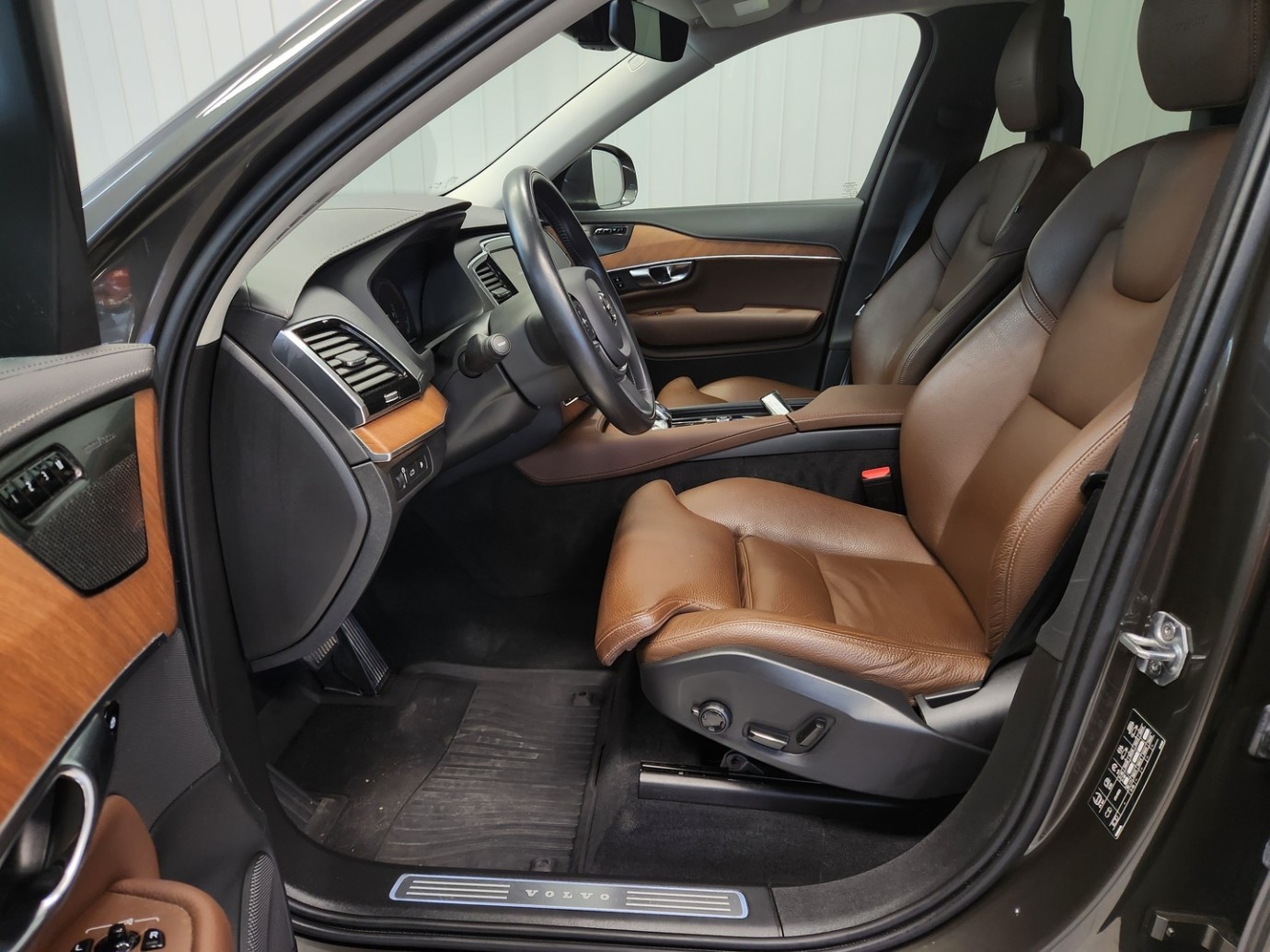 Esittelykuva VOLVO XC90 lataushybridiautosta.