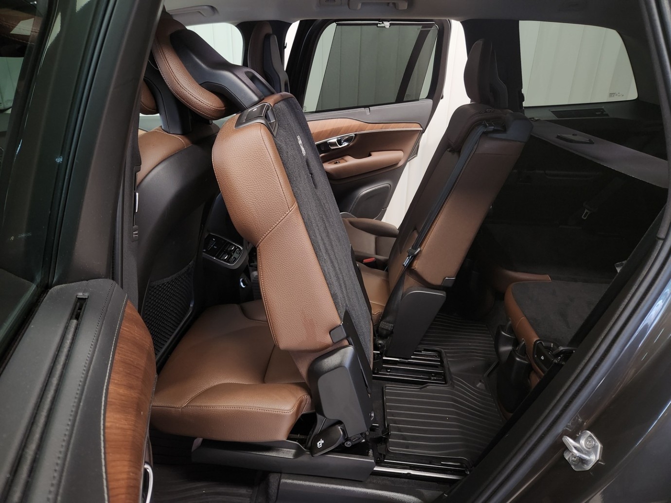 Esittelykuva VOLVO XC90 lataushybridiautosta.