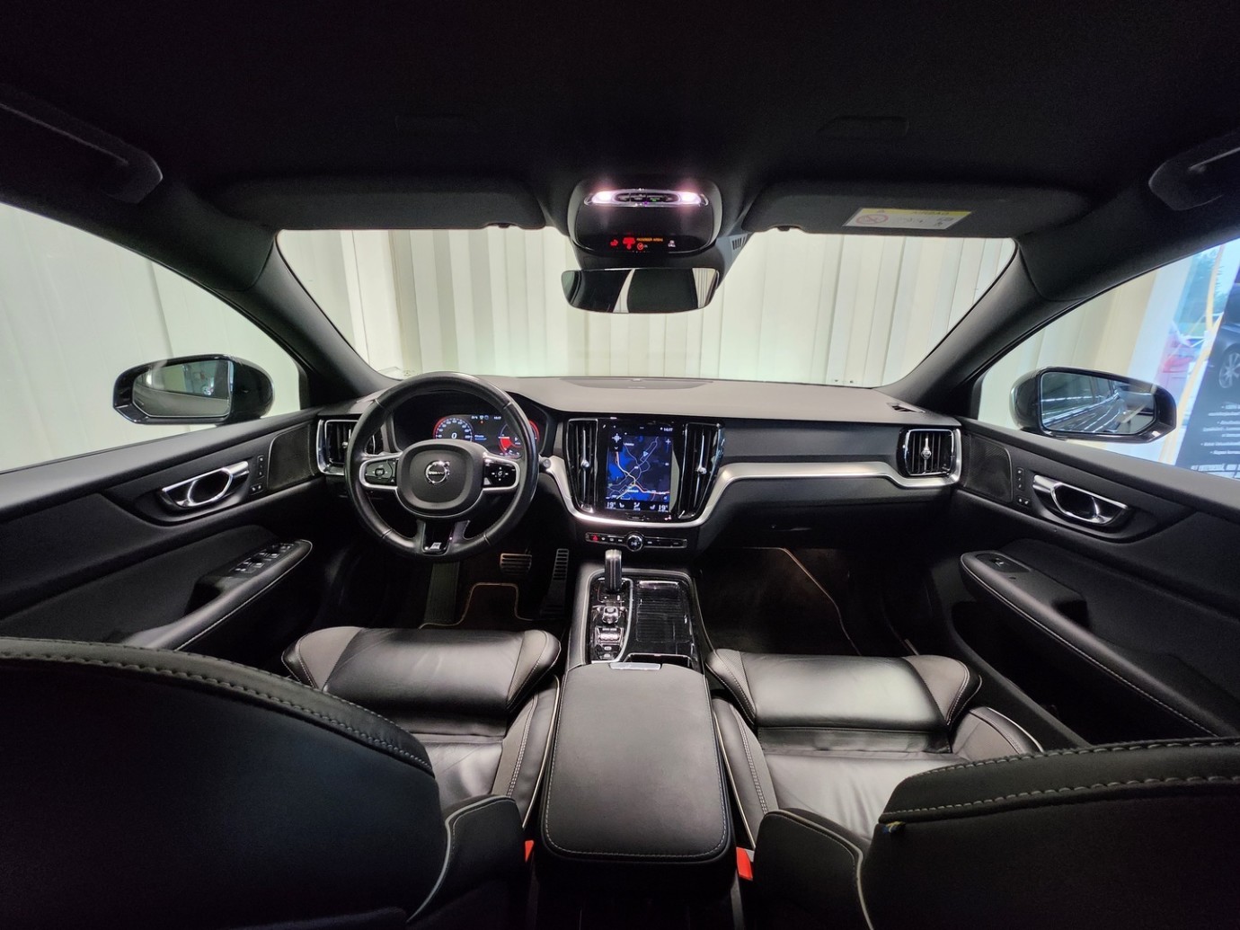 Esittelykuva VOLVO V60 lataushybridiautosta.