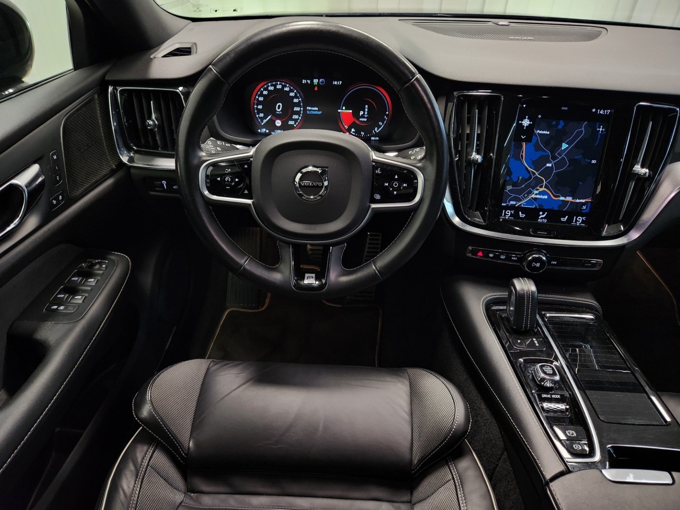Esittelykuva VOLVO V60 lataushybridiautosta.