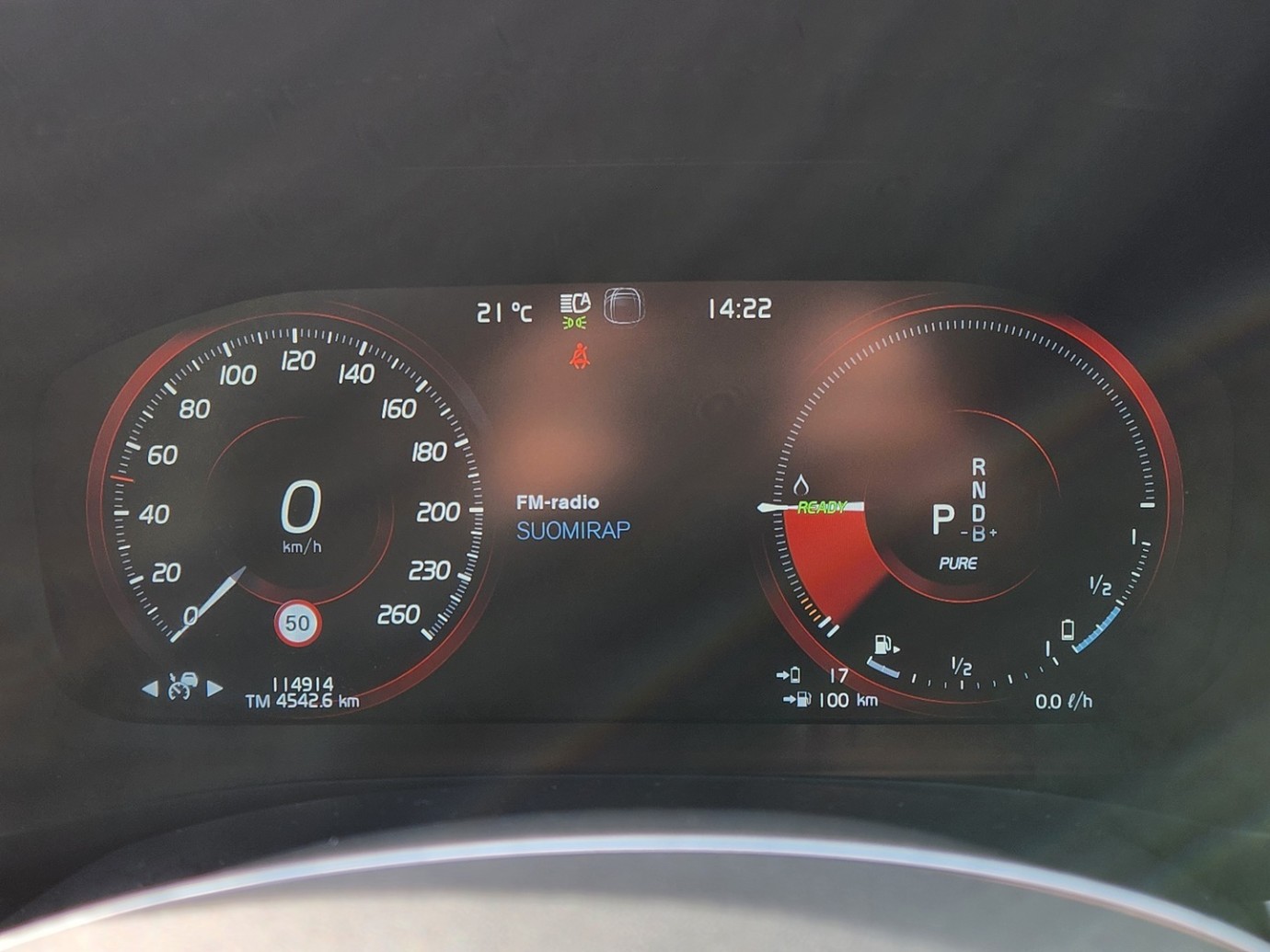 Esittelykuva VOLVO V60 lataushybridiautosta.