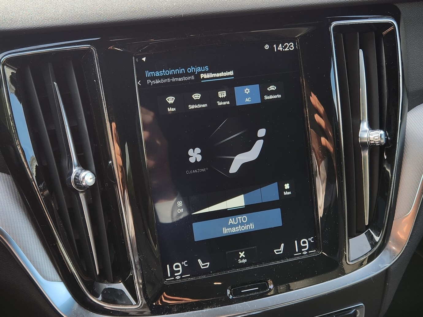 Esittelykuva VOLVO V60 lataushybridiautosta.