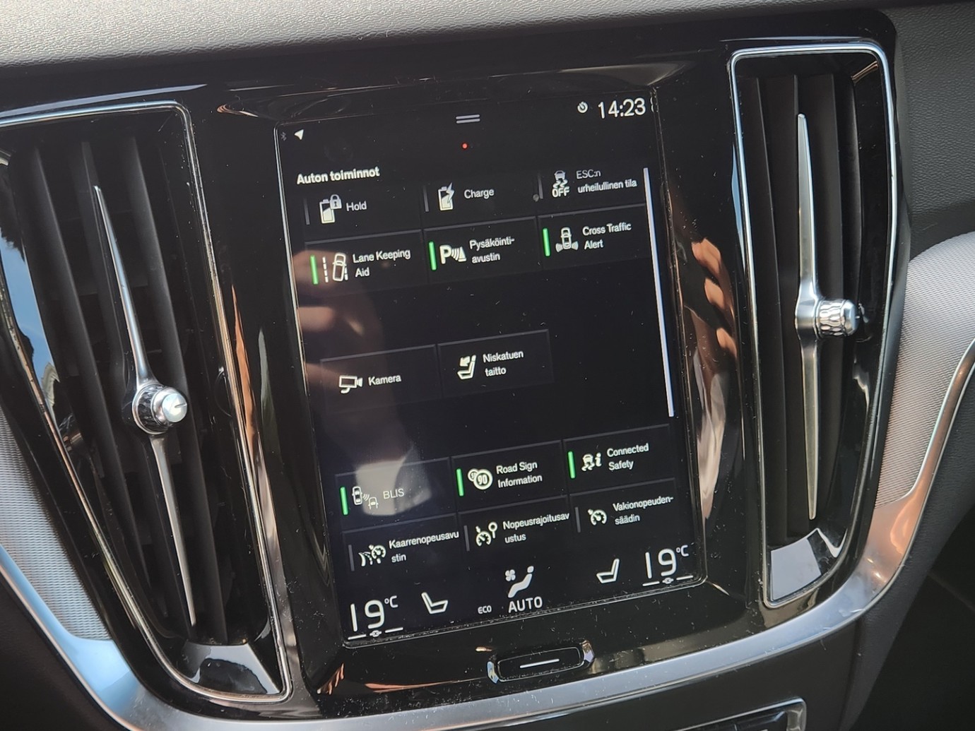 Esittelykuva VOLVO V60 lataushybridiautosta.