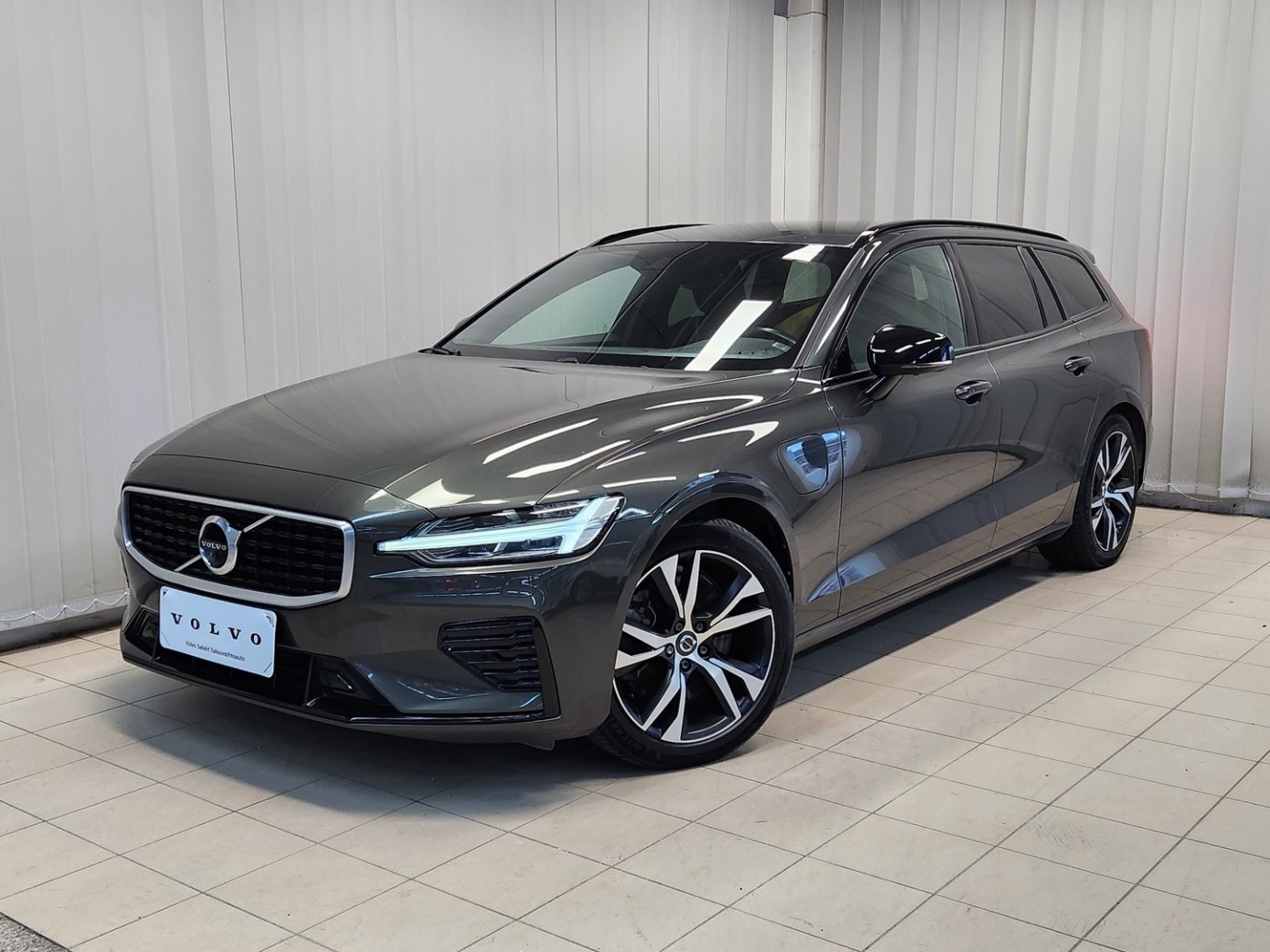 Esittelykuva VOLVO V60 lataushybridiautosta.