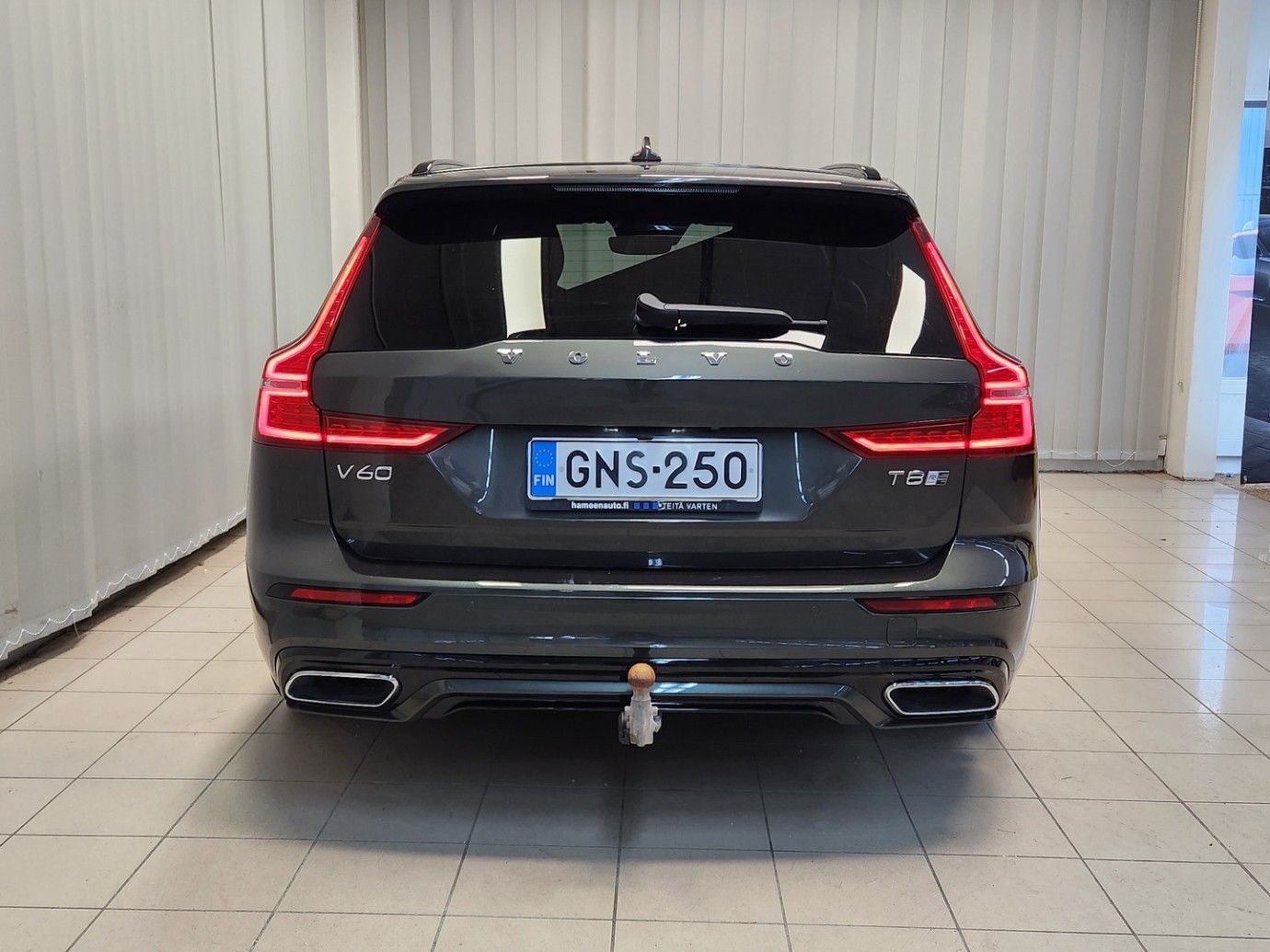 Esittelykuva VOLVO V60 lataushybridiautosta.