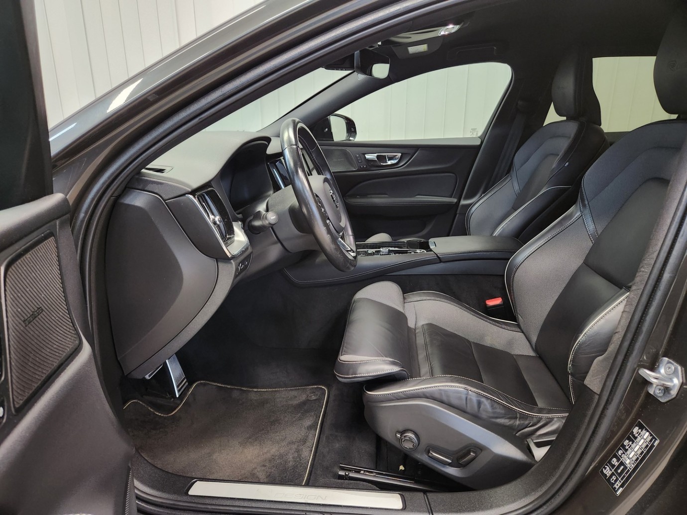 Esittelykuva VOLVO V60 lataushybridiautosta.