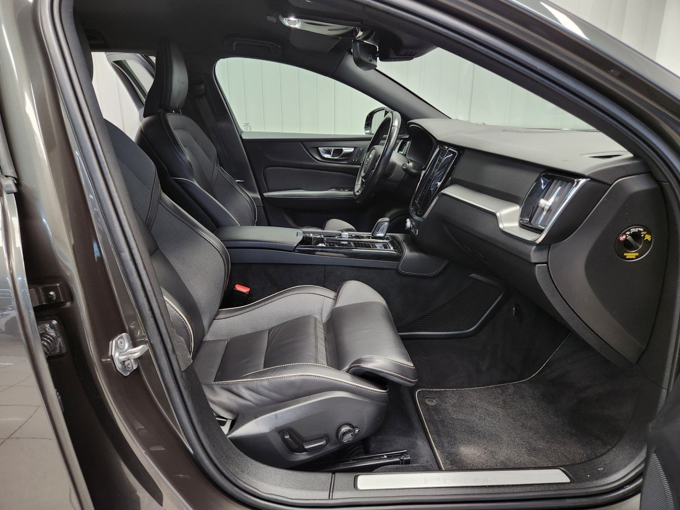 Esittelykuva VOLVO V60 lataushybridiautosta.
