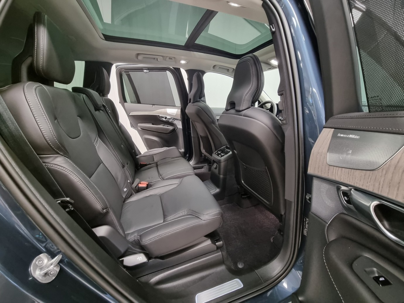 Esittelykuva VOLVO XC90 lataushybridiautosta.