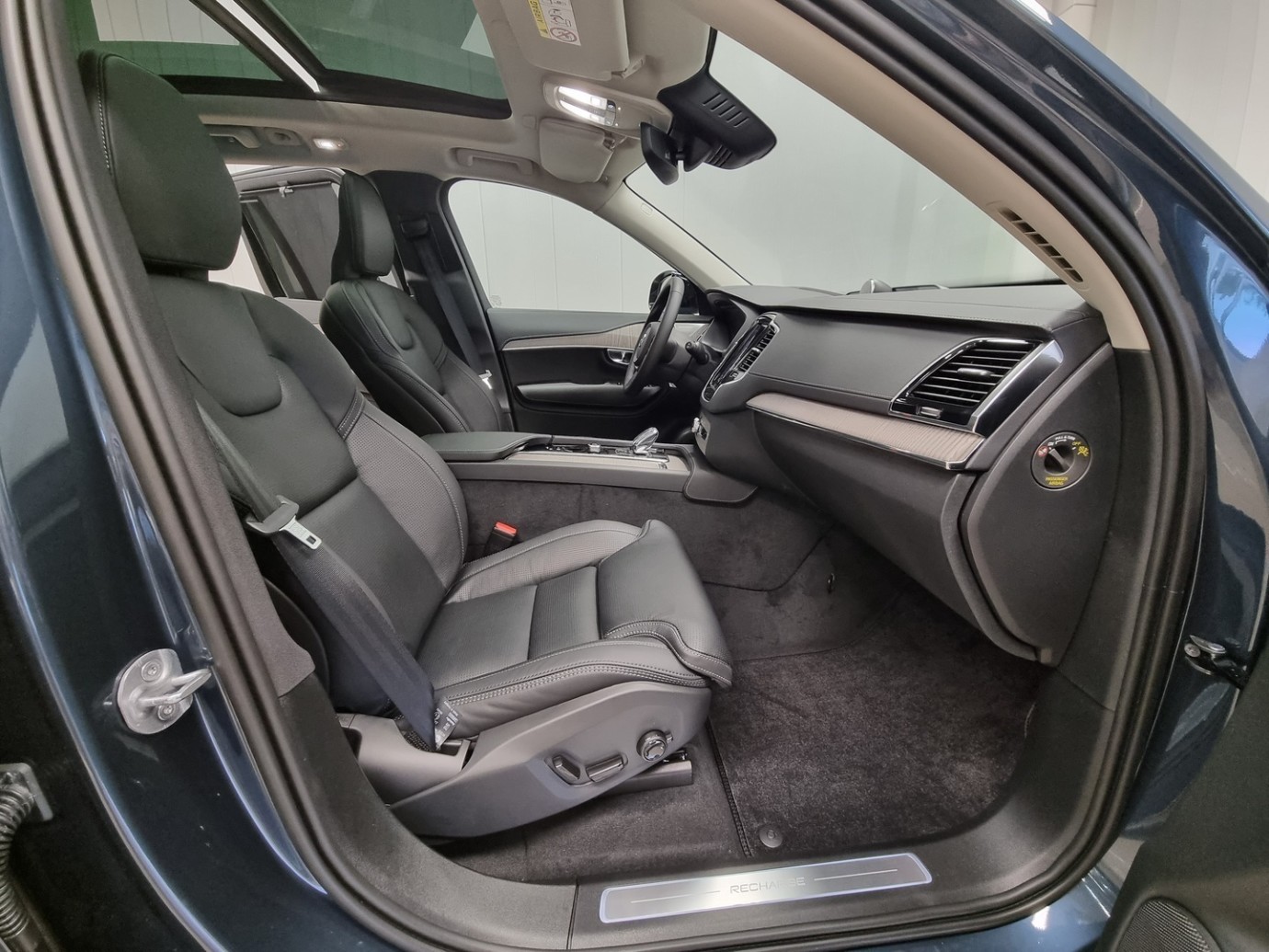 Esittelykuva VOLVO XC90 lataushybridiautosta.