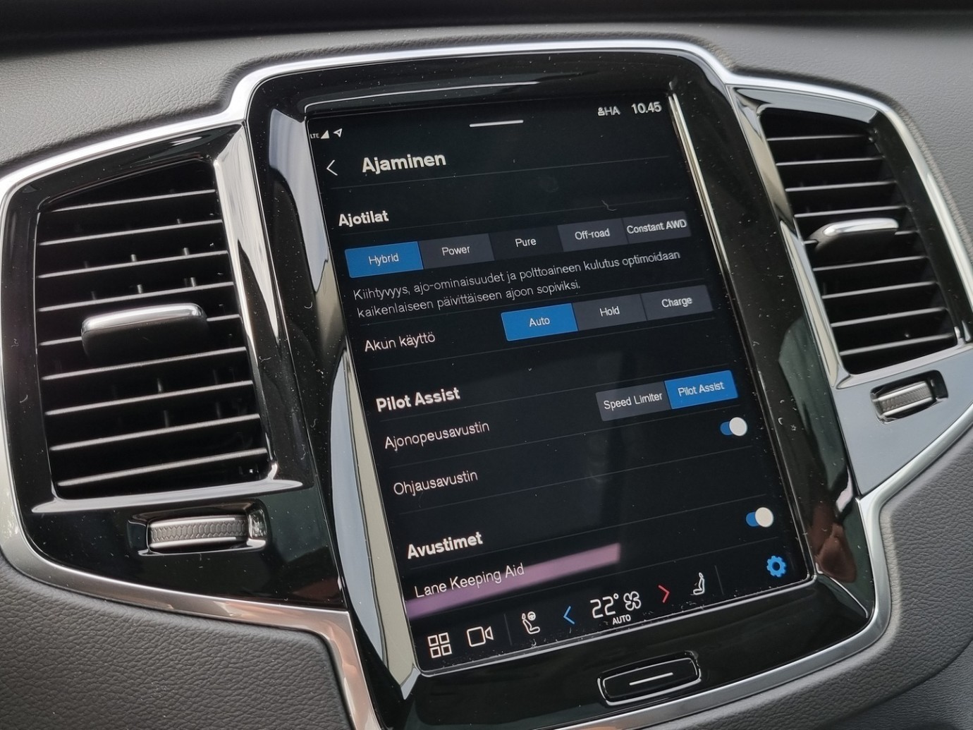 Esittelykuva VOLVO XC90 lataushybridiautosta.