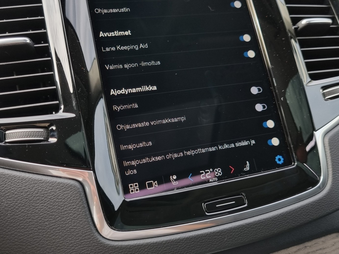 Esittelykuva VOLVO XC90 lataushybridiautosta.