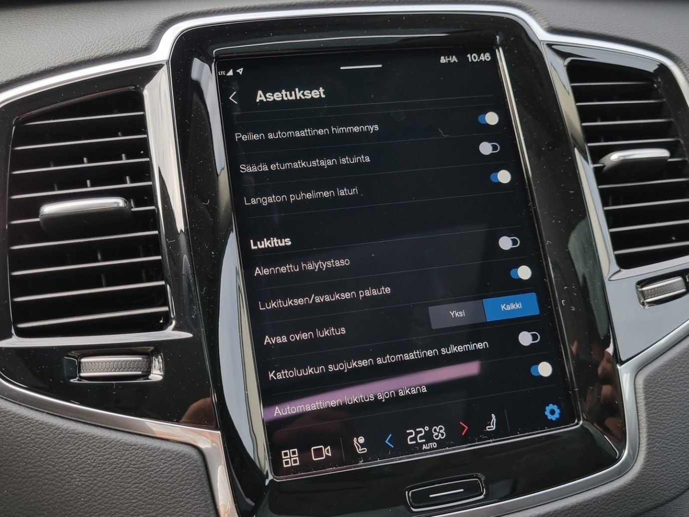 Esittelykuva VOLVO XC90 lataushybridiautosta.