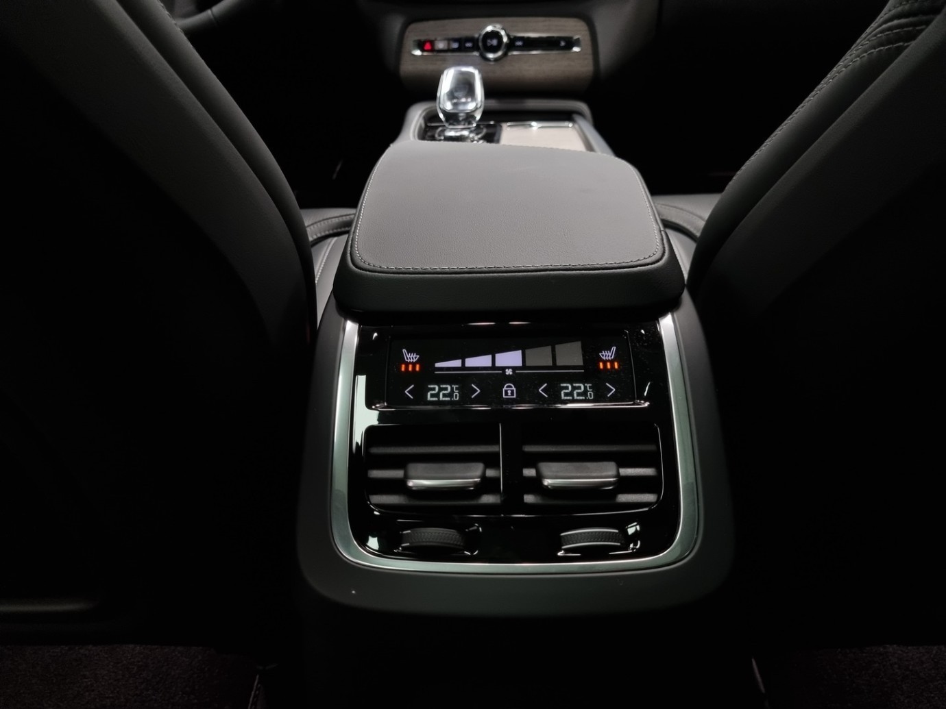 Esittelykuva VOLVO XC90 lataushybridiautosta.