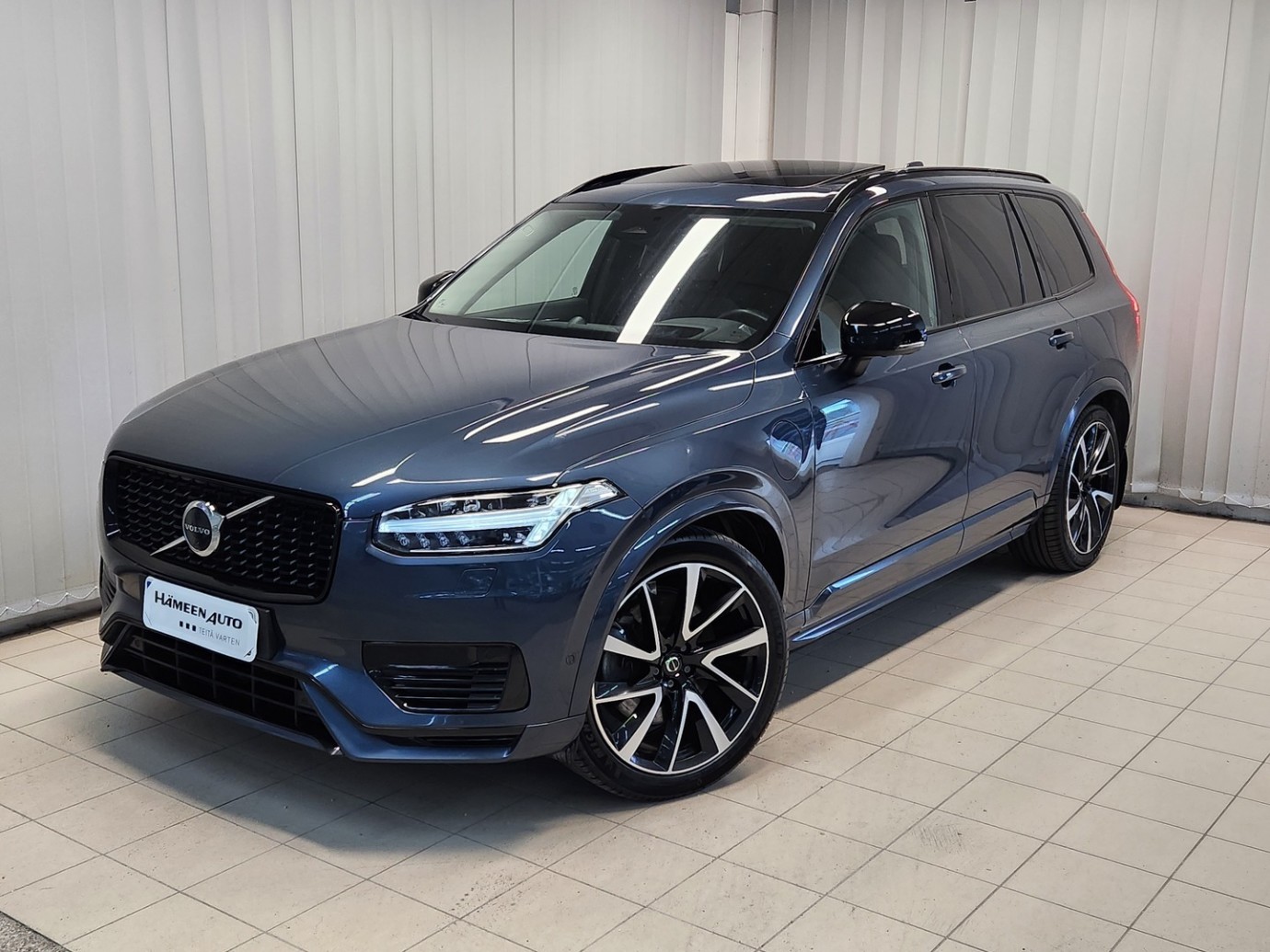 Esittelykuva VOLVO XC90 lataushybridiautosta.