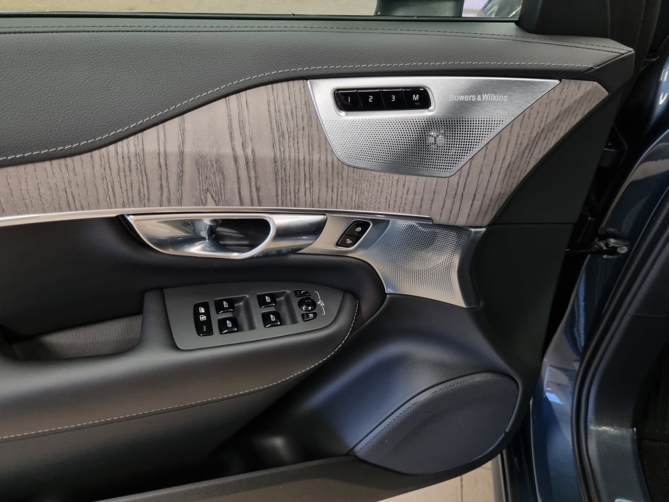 Esittelykuva VOLVO XC90 lataushybridiautosta.
