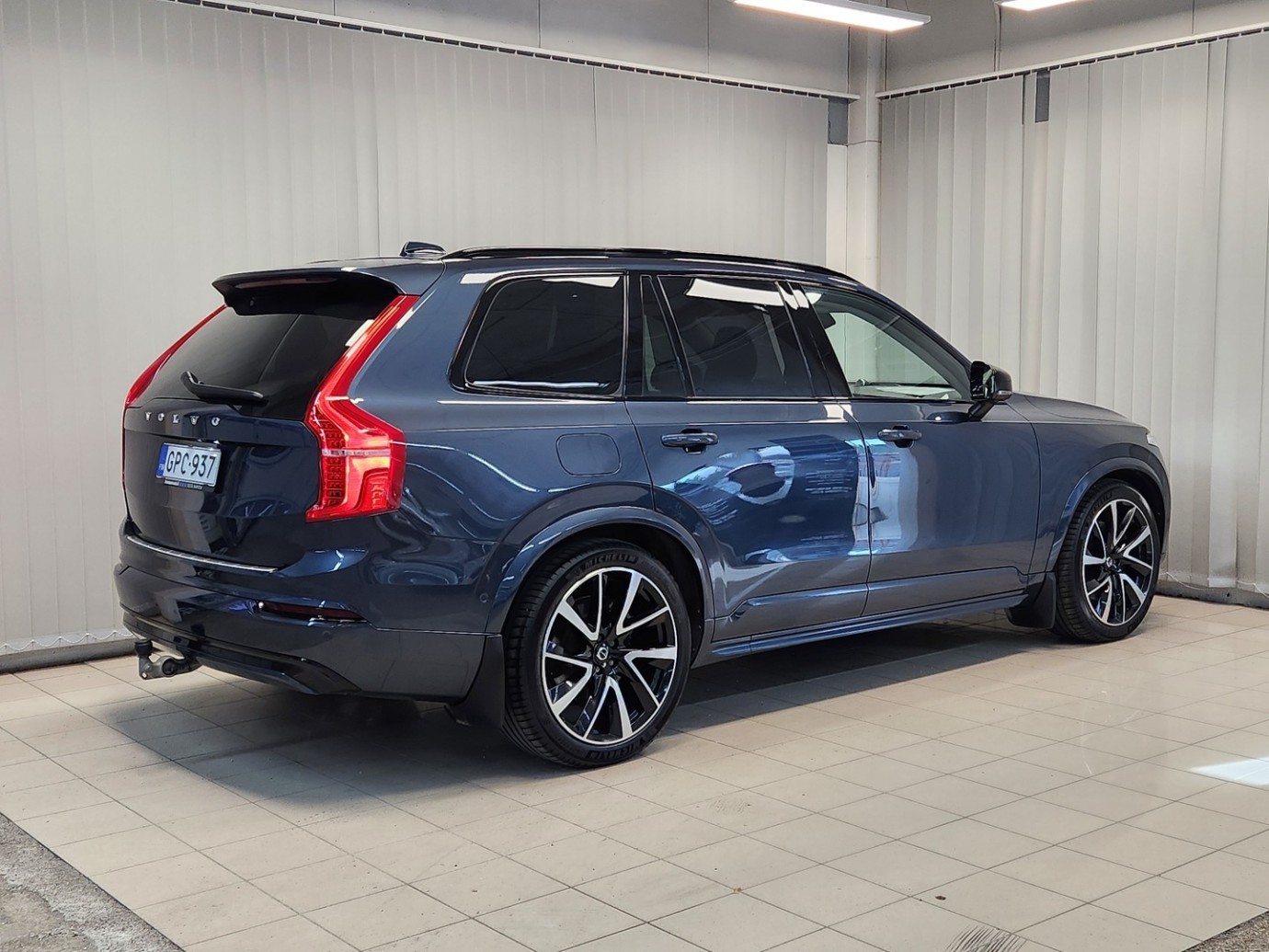Esittelykuva VOLVO XC90 lataushybridiautosta.