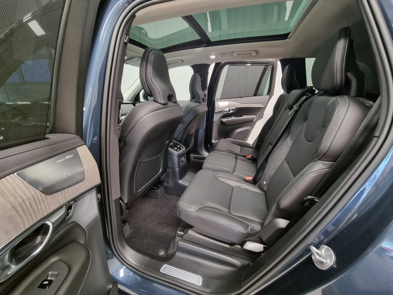 Esittelykuva VOLVO XC90 lataushybridiautosta.