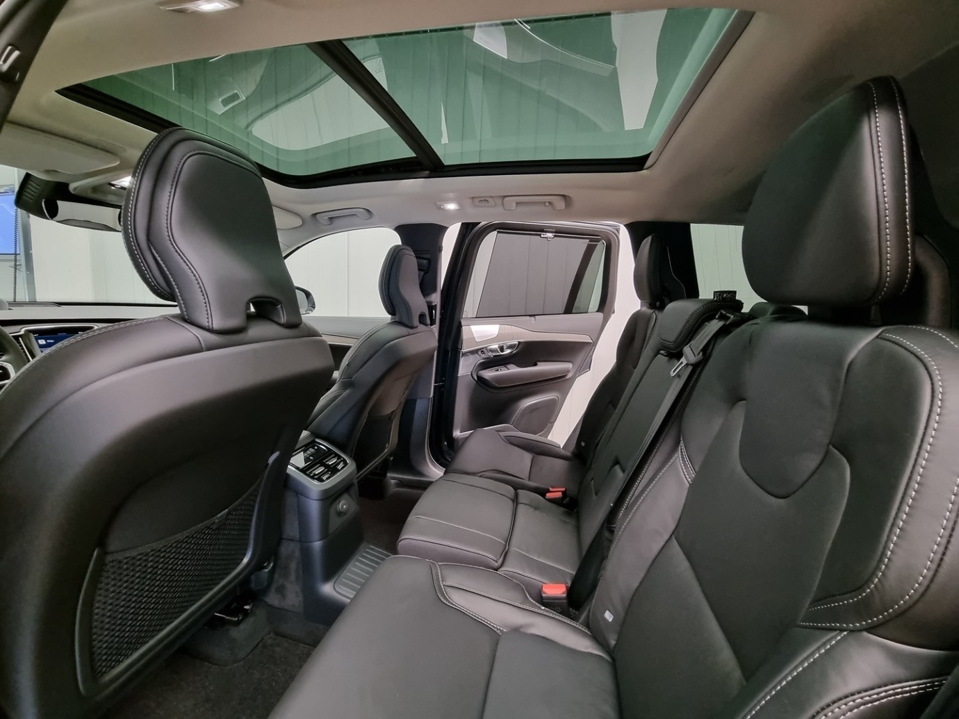 Esittelykuva VOLVO XC90 lataushybridiautosta.