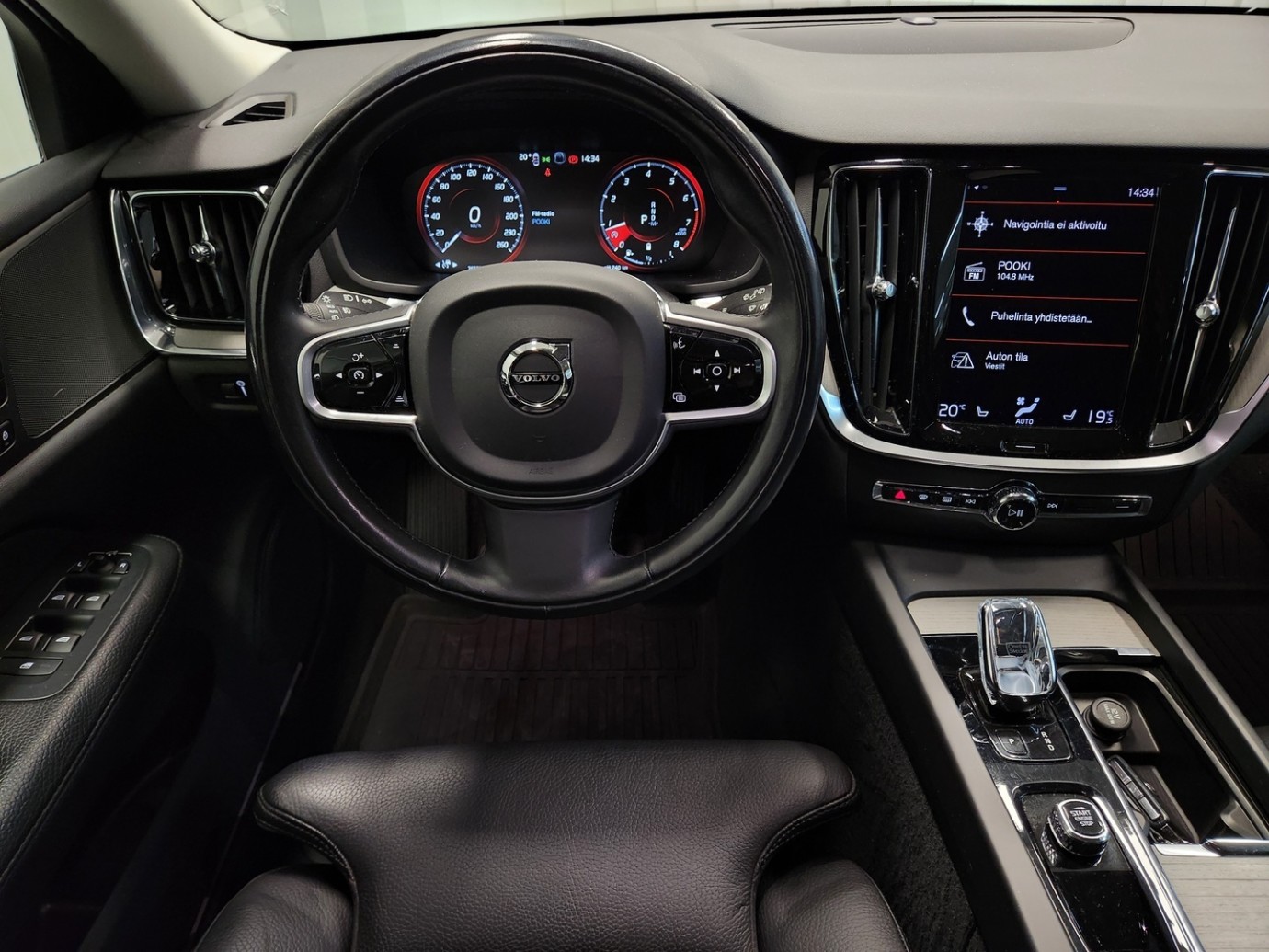 Esittelykuva VOLVO V60 kevythybridiautosta.