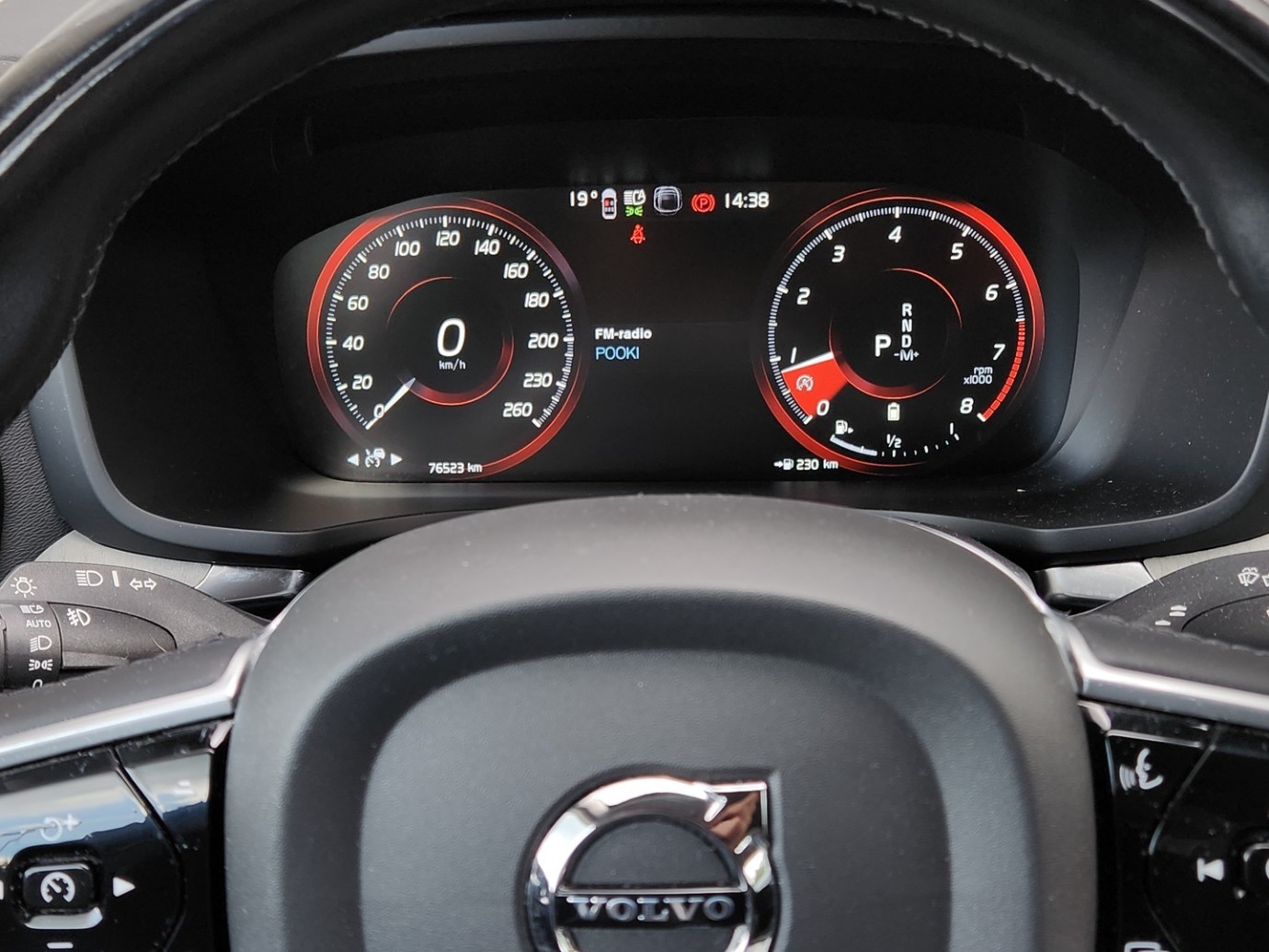 Esittelykuva VOLVO V60 kevythybridiautosta.