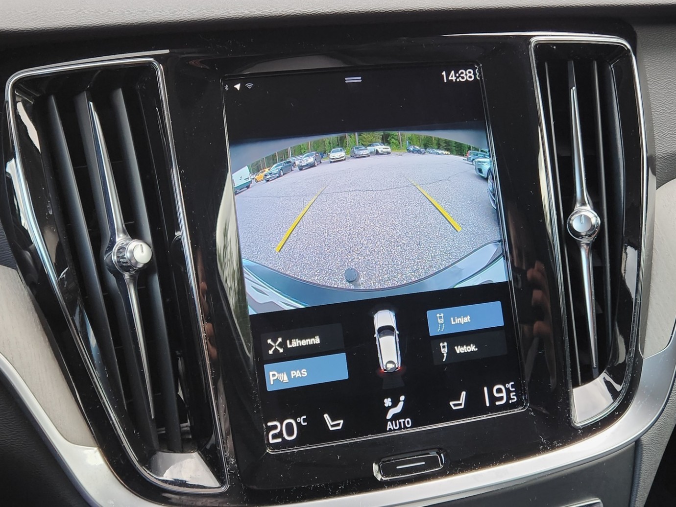 Esittelykuva VOLVO V60 kevythybridiautosta.