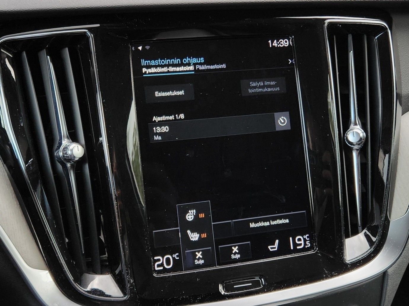 Esittelykuva VOLVO V60 kevythybridiautosta.